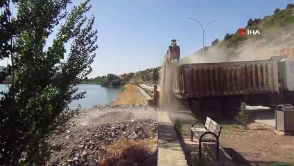 Göl kenarına dökülen molozlar temizleniyor