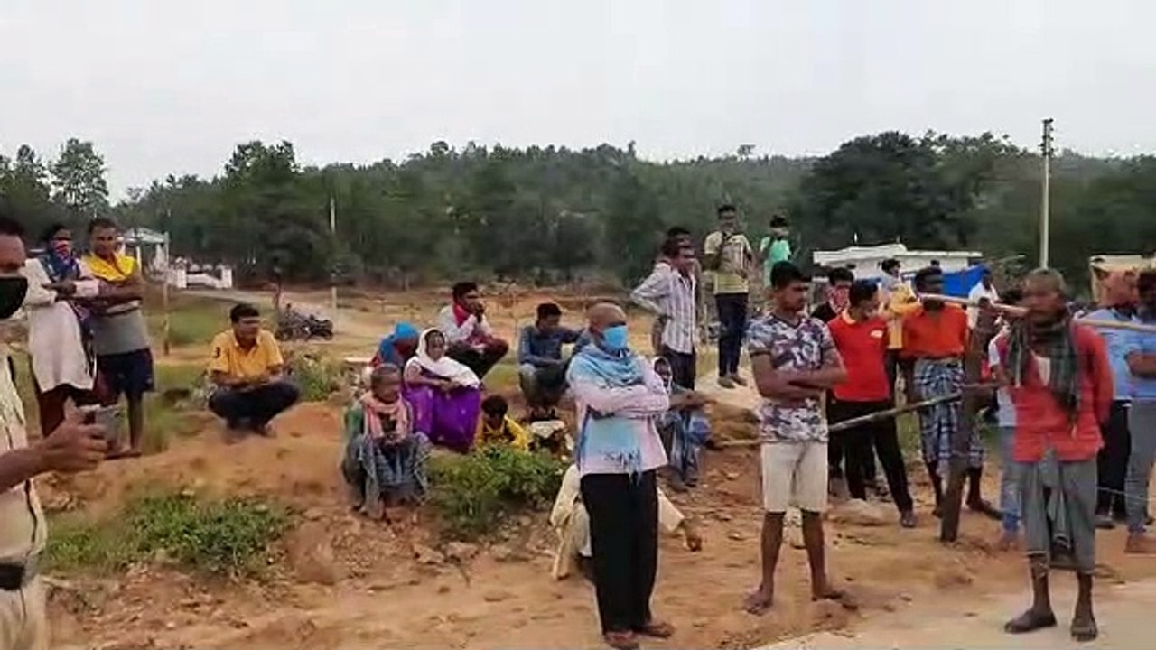 Ambikapur- भूमि अधिग्रहण मुआवजे की मांग को लेकर किसानों ने अंबिकापुर-बिलासपुर एनएच पर डेढ़ घंटे किया चक्काजाम