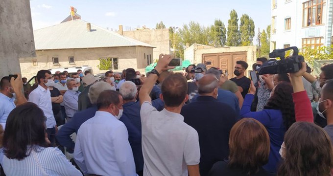 HDP'li vekillerin katıldığı Servet Turgut'un taziyesine polis müdahalesi