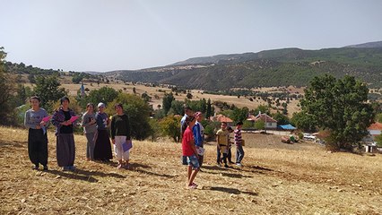 Online derse katılabilmek için tepe tepe geziyorlar