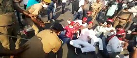 सपा कार्यकर्ताओं ने मुख्यमंत्री का पुतला फूंकने की कोशिश पुलिस ने चलाई लाठी