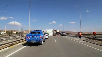 Devrilen mazot yüklü tırın sürücüsü yaralandı - SİVAS