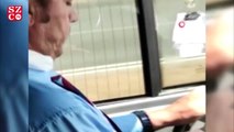 Şehirlerarası otobüs şoförünün bir elinde telefon, bir elinde çekirdek