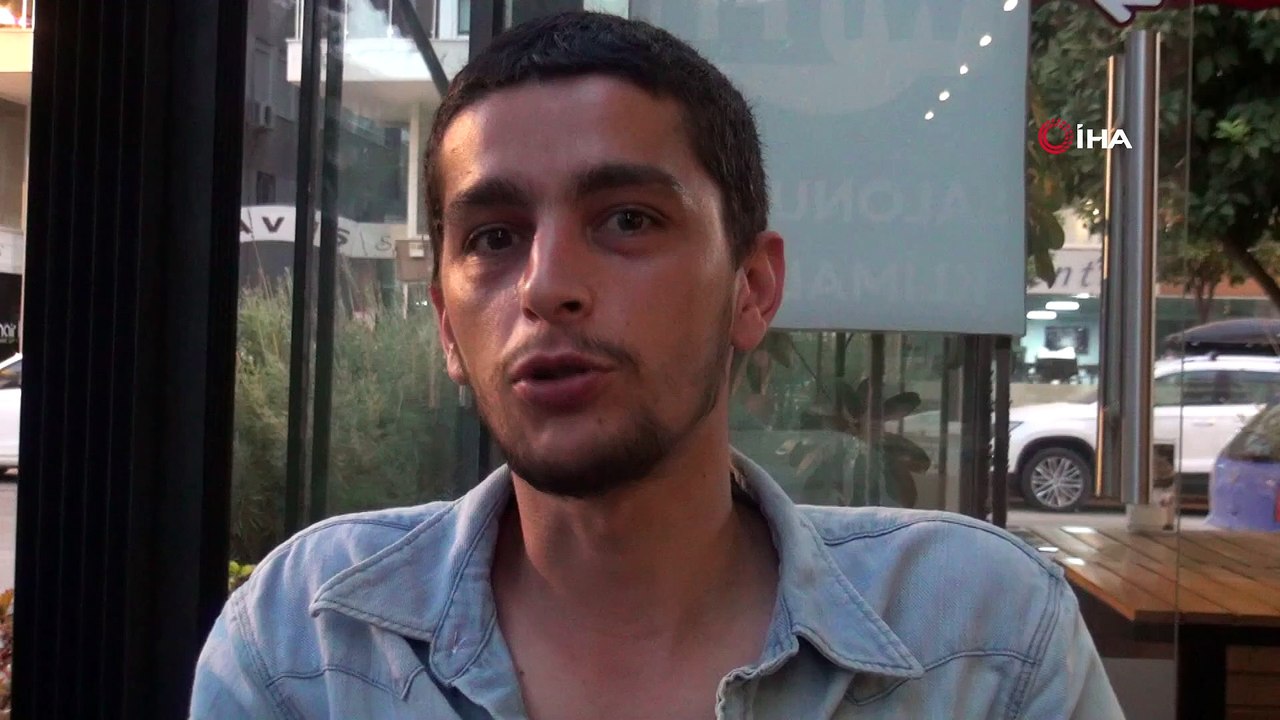 Şehirlerarası otobüs şoförünün bir elinde telefon, bir elinde çekirdek...Seyir halindeki şoförün internette sörf yaptığı anlar kamerada