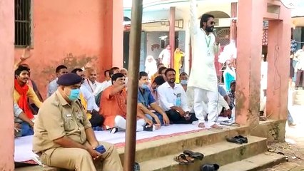 धरने पर बैठे आक्रोशित व्यापारियों से इंस्पेक्टर ने मांगी माफी