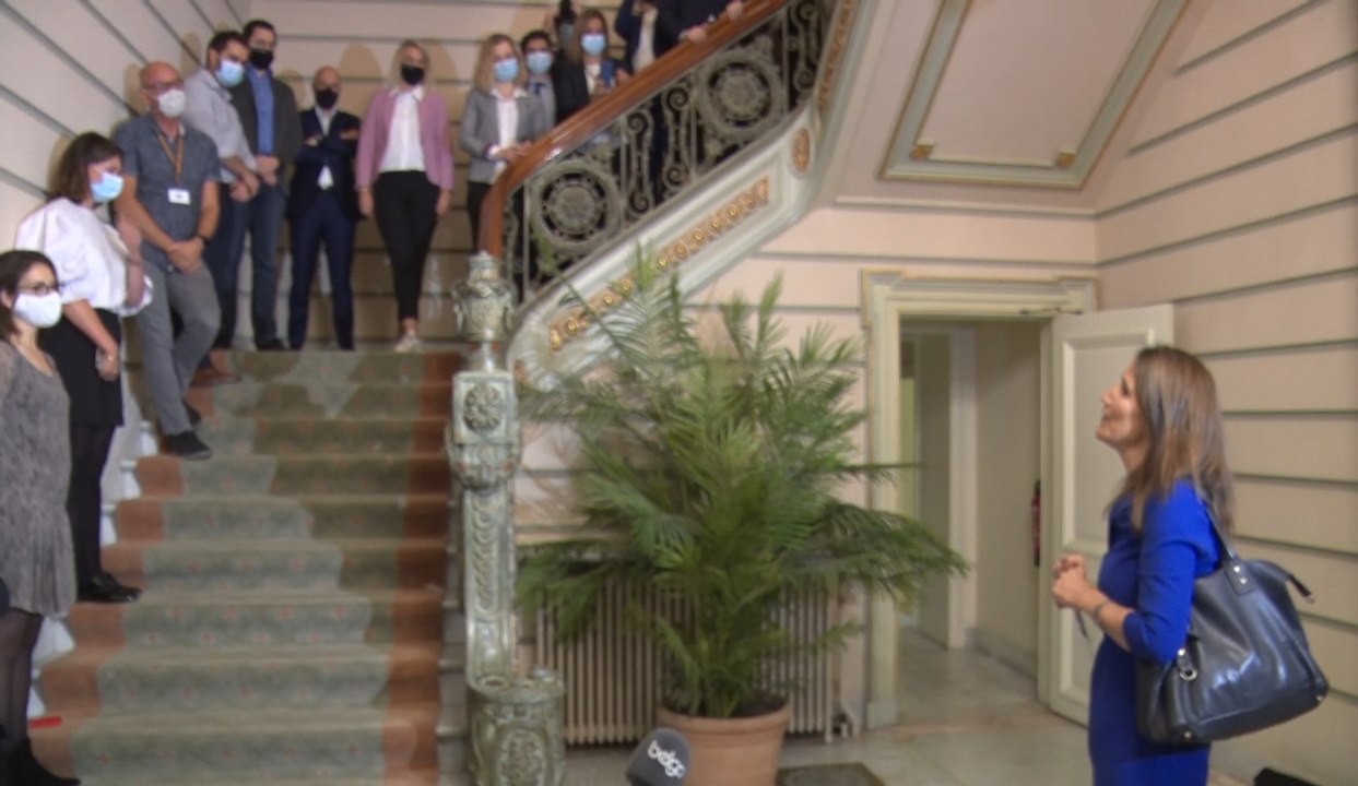 Sophie Wilmès chaleureusement applaudie par le personnel de la chancellerie