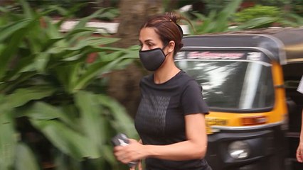 Malaika Arora enjoys evening walk post Corona virus  recovery |FilmiBeat