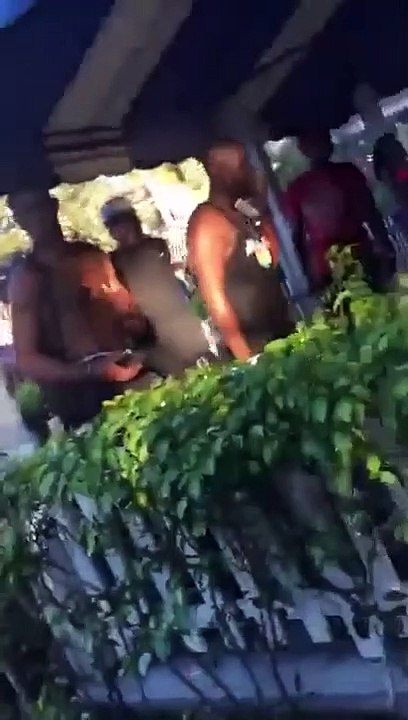 Elle venait juste demander à ses voisins de faire moins de bruit et finit dans la piscine