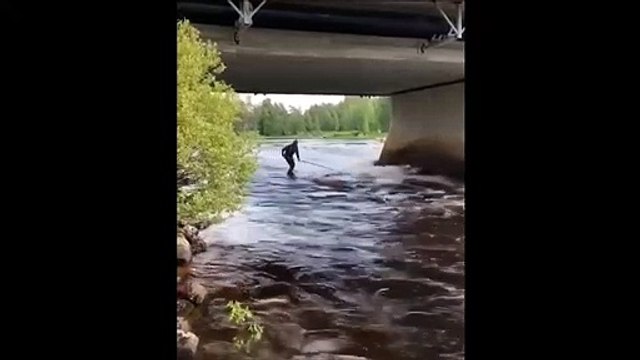 Faire du stand-up paddle sur un tronc d'arbre... papy en grande forme