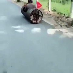 Il se fait doubler par un fût métallique