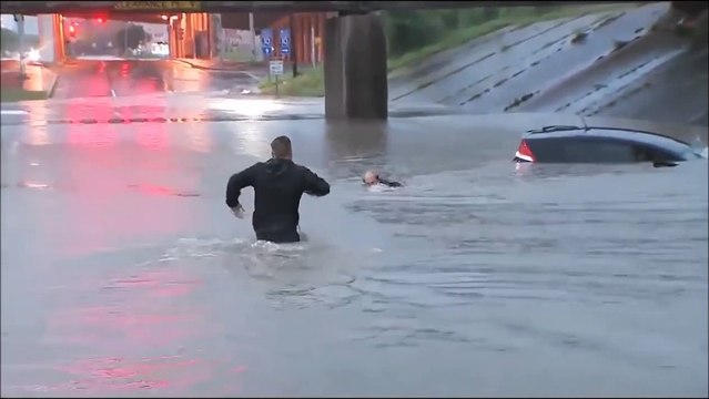 Un journaliste sauve en direct un homme de la noyade juste avant que sa voiture ne coule