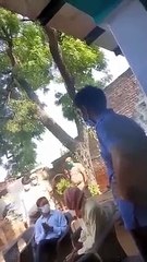 हाथरस पीड़िता के परिजन से बोले डीएम- बदल दो बयान, वीडियो वायरल