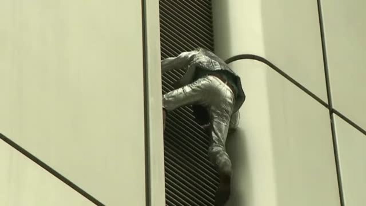 El 'Spiderman francés' escala sin protección un rascacielos de 154 metros y 42 pisos en Frankfurt