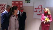 La Reina se pone el 'uniforme de trabajo' para una reunión de la Cruz Roja