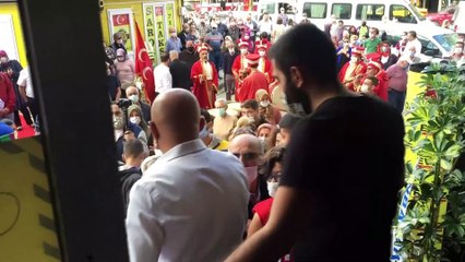 Mağaza açılışında sosyal mesafe yine yok sayıldı