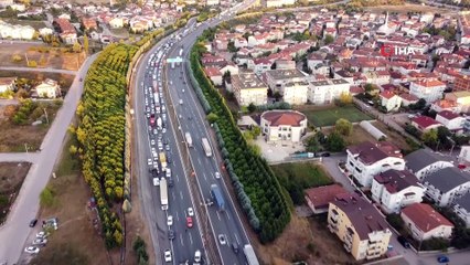TEM’de lüks cipi taşıyan kurtarıcı devrildi, kilometrelerce uzunlukta trafik kuyruk oluştu
