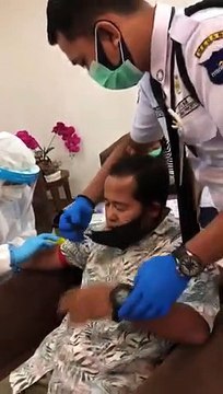 Cet homme a une peur bleue face à une aiguille, regardez sa réaction !