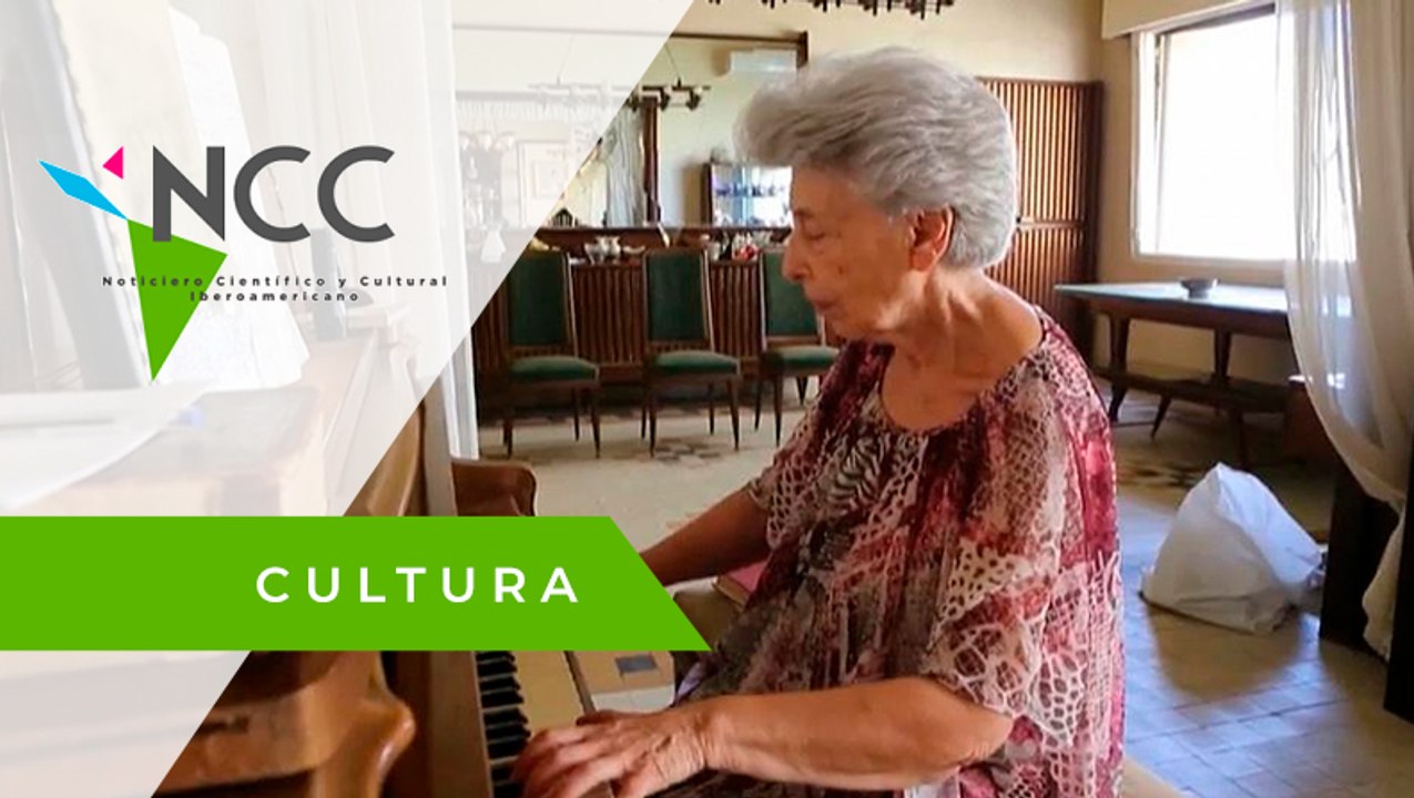 A través del piano, una mujer dedica canción a víctimas de Beirut
