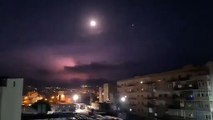 Maltempo, le spettacolari immagini del cumulonembo temporalesco sulla jonica illuminato da fulmini e luna