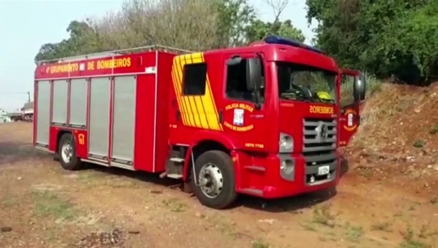 Bombeiros combatem incêndio em área de vegetação no Bairro Guarujá