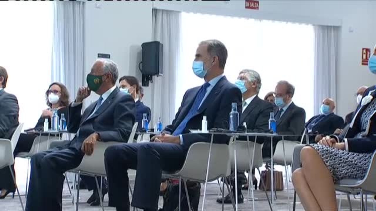 El Rey es recibido entre aplausos en el II Foro La Toja Vínculo Atlántico