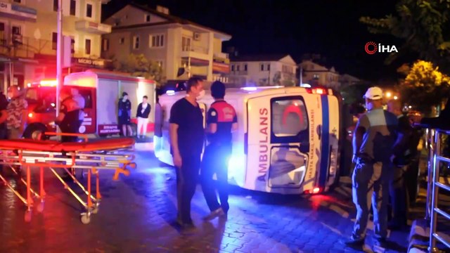 Fethiye’de hafif ticari araçla çarpışan ambulans devrildi: 6 yaralı