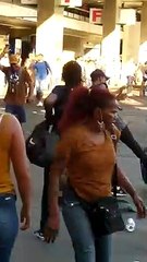 Ambulantes depredam lixeiras na Rodoviária do Plano durante protesto