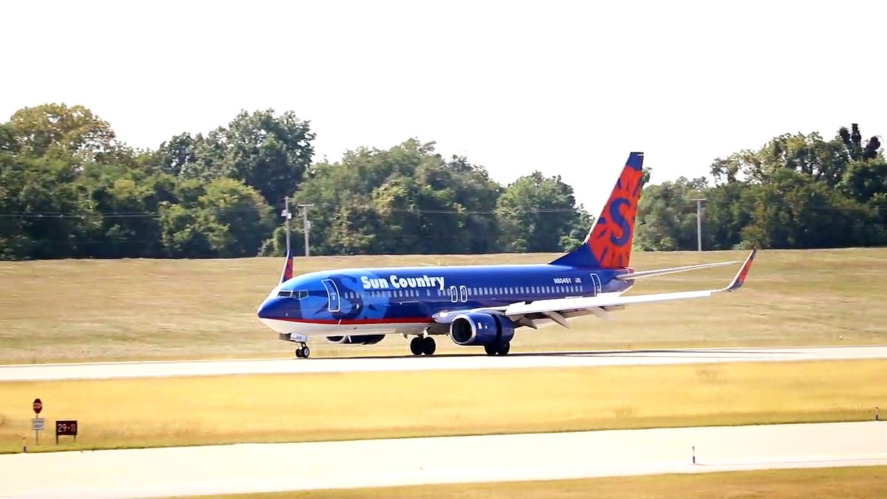 Sun Country Airlines Boeing 737-800 Landing at St. Louis Lambert Intl