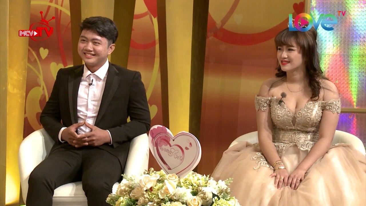 Té ghế với cô vợ làm quen chồng bằng cách... vặt lông chân mỗi khi đi làm chung xưởng may