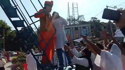 जब कांग्रेसियों के बीच पहुंचा मोदी समर्थक, देखिए क्या हंगामा बरपा, आखिर क्या हुआ