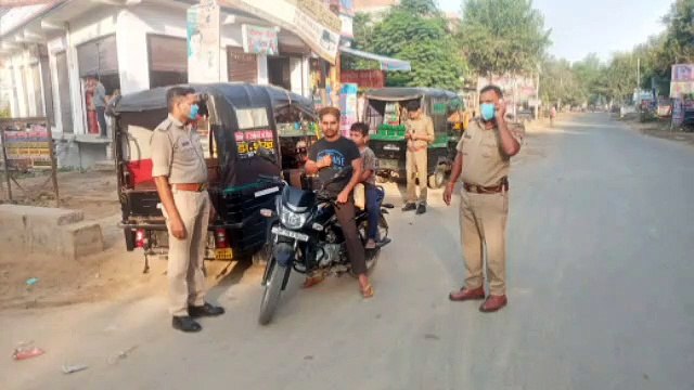 पुलिस ने चलाया वाहन चेकिंग अभियान, काटा ऑनलाइन चालान
