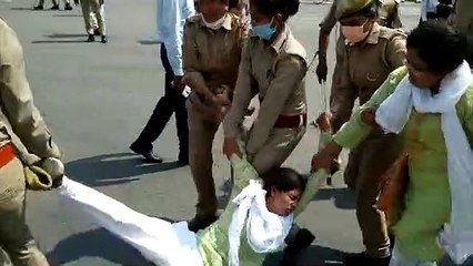 हाथरस घटना को लेकर सपा कार्यकर्ताओं पर पुलिस ने लाठीचार्ज किया