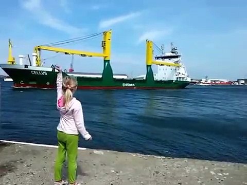 Cette petite fille a été très suprise