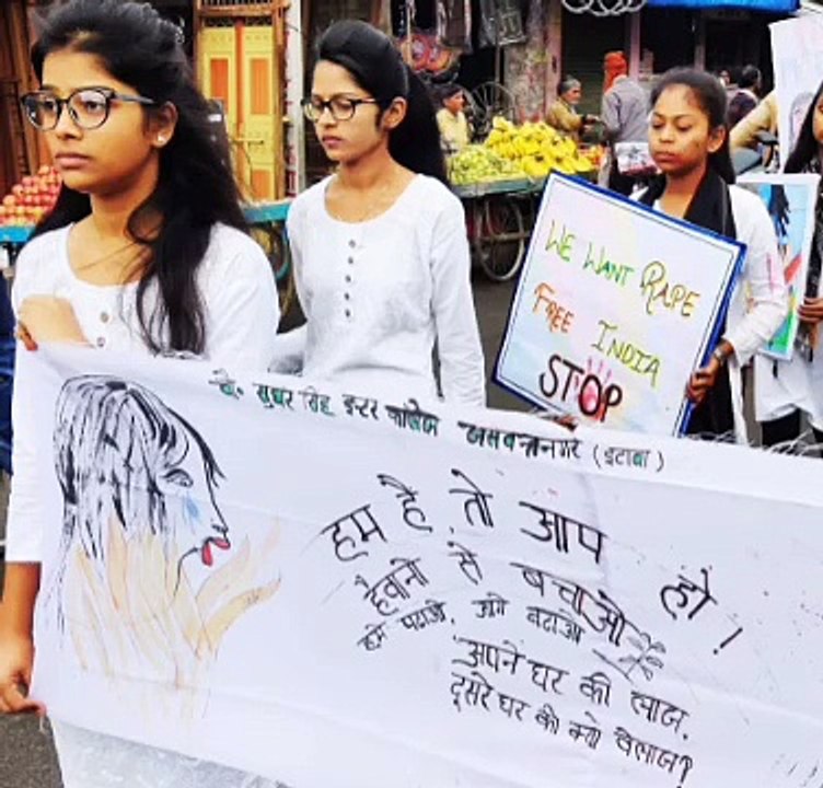 हाथरस घटना के बाद छात्राओं ने निकाली रैली