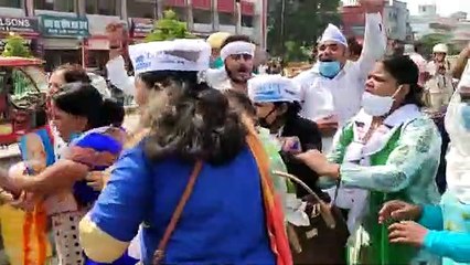 आम आदमी पार्टी के कार्यकर्ताओं की पुलिस से हुई भिड़ंत