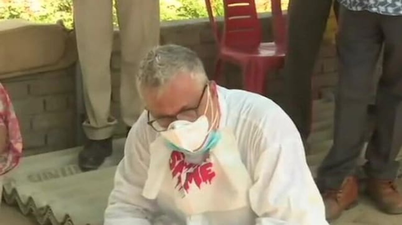 TMC leaders stopped on way to Hathras as Derek O' Brien pushed to ground in scuffle