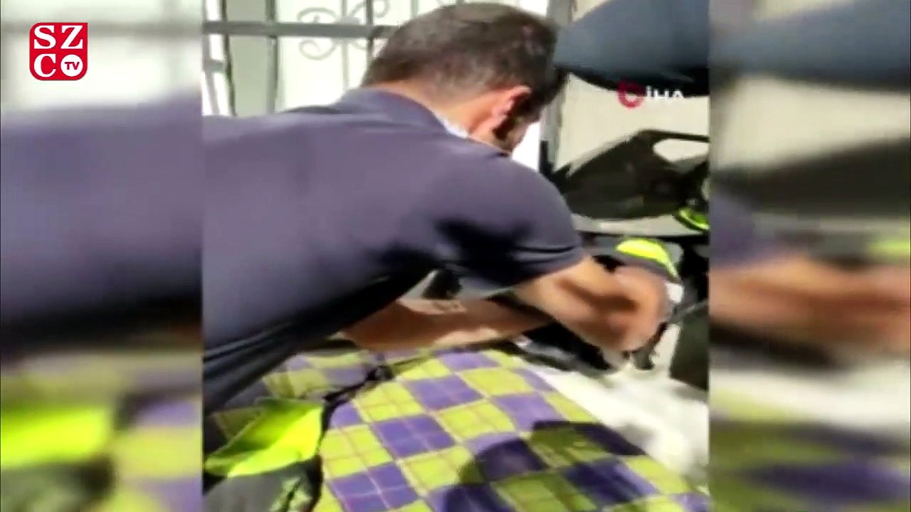 Korkuluklara sıkışan kedi kurtarıldı