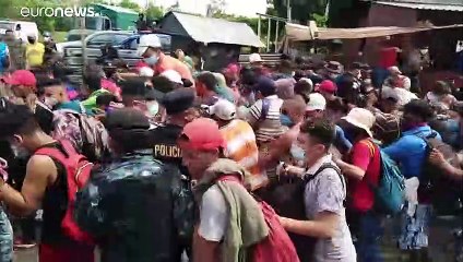 Una caravana con miles de hondureños entra por la fuerza en Guatemala