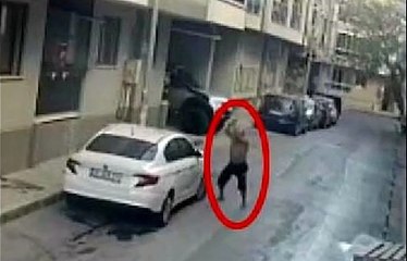 Evinin önüne park eden aracın üzerine saksı attı; sopayla defalarca vurdu!