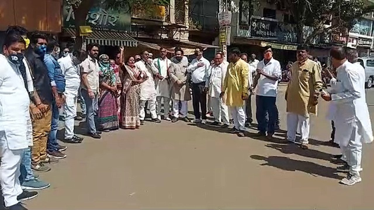 नीमच: कांग्रेसियों ने प्रधानमंत्री व मुख्यमंत्री का पुतला दहन किया