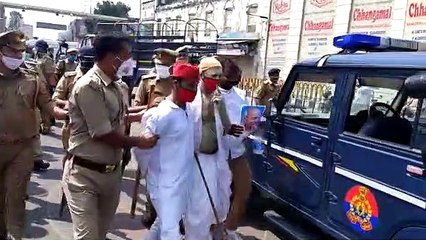 सपा के सैकड़ों कार्यकर्ता योगी सरकार के खिलाफ कर रहे है प्रदर्शन