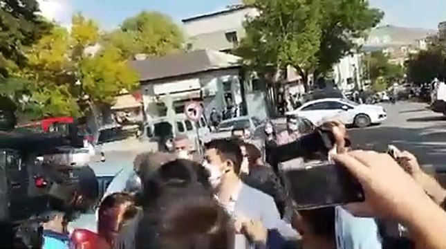 Kayyım atanan Kars Belediyesi önünde açıklama yapmak isteyen HDP milletvekillerine polis müdahalesi