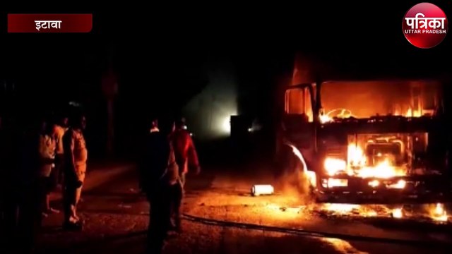 अचानक डंफर में लगी आग, जलकर हुआ खाक