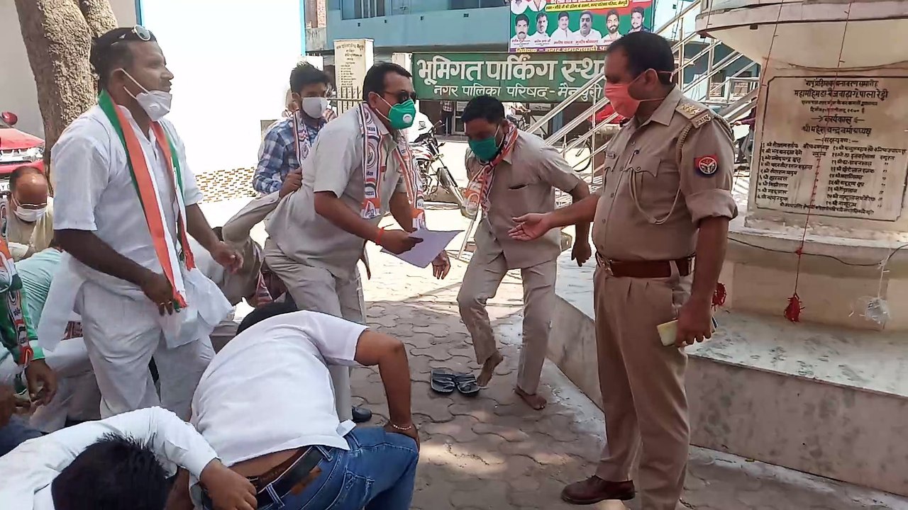 मैनपुरी गांधी जयंती पर धरने पर बैठे कांग्रेसी