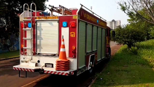 Corpo de Bombeiros combate incêndio em entulhos, que ameaçava vegetação