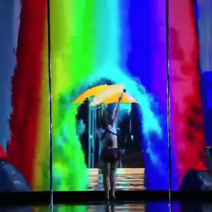 Découvrez cette performance artistique mêlant brillamment danse et art visuel