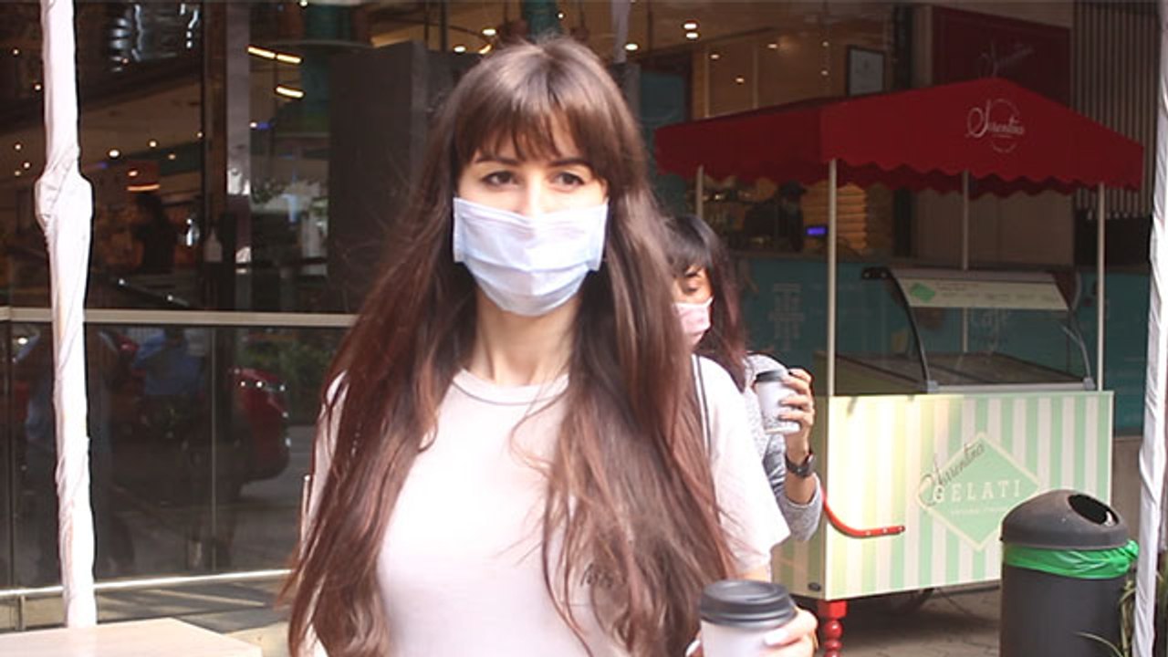 Giorgia Andriani spotted in food hall at Khar;  Watch video | FilmiBeat