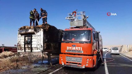 Mısır balyası yüklü tır dorsesi alev aldı