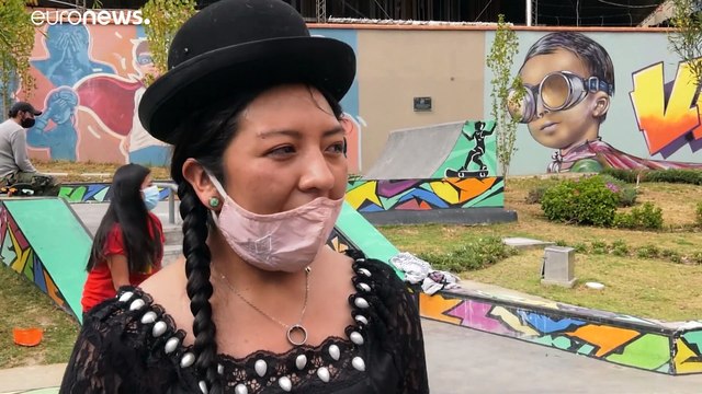 Cholas desafían la gravedad en monopatín en La Paz