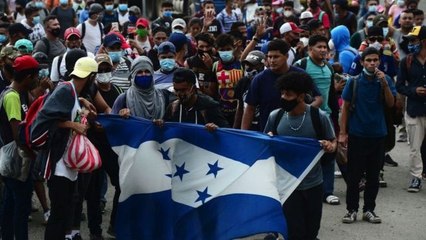 Caravana de migrantes ingresa a Guatemala rumbo a EU